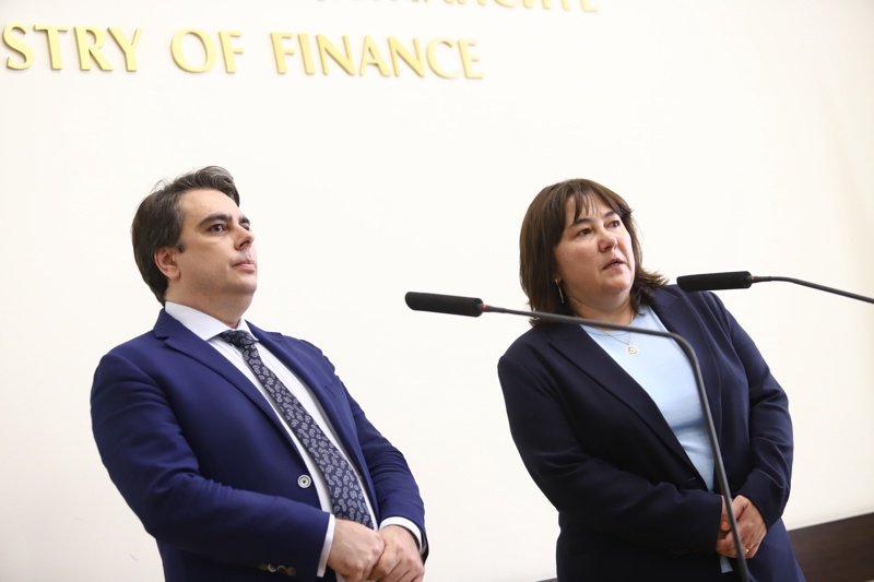 По предложение на служебния финансов министър Росица Велкова правителството отмени постановление на Асен Василев