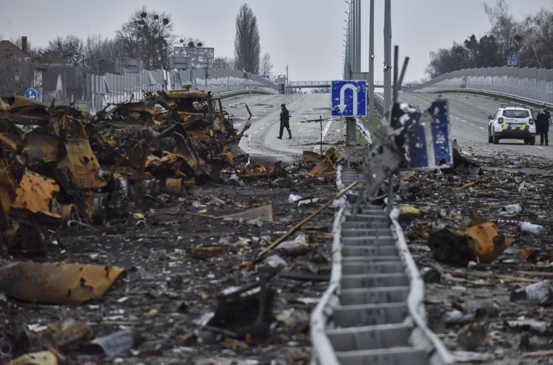 Разрушена руска военна колона по пътя към Киев. Снимка: ЕПА/БГНЕС
