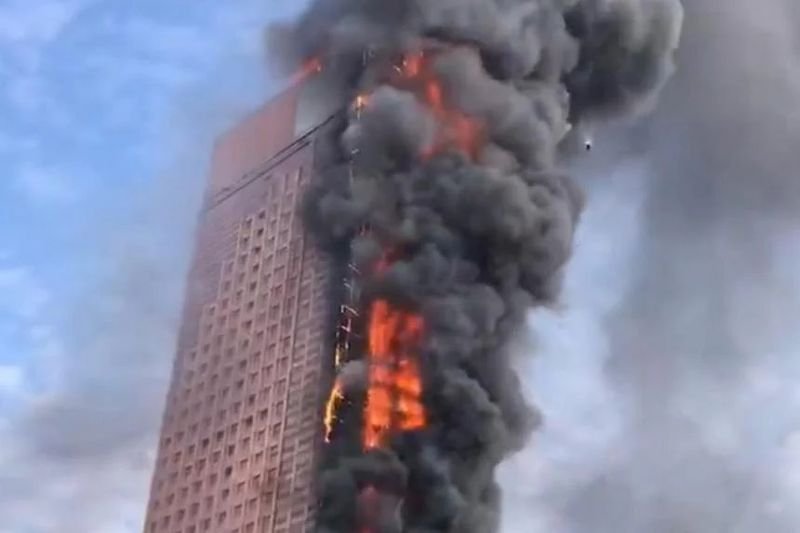 Голям пожар избухна в 42-етажен небостъргач в китайския град Чанша