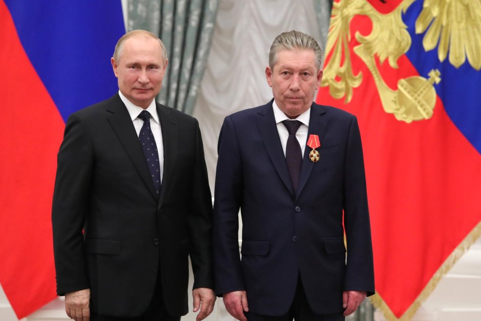 Равил Маганов е удостоен със званието "почетен нефтохимик", награден е от президента Владимир Путин