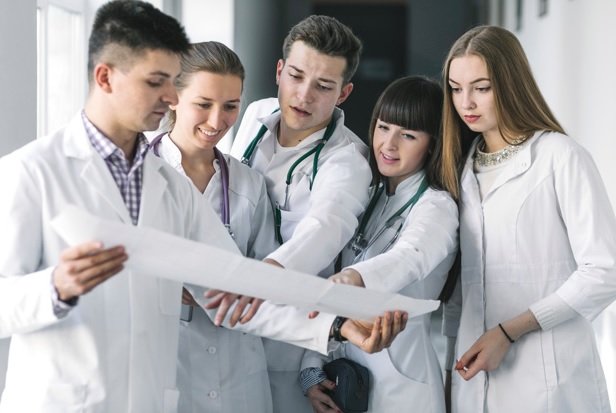 Младите лекари са в най-голям риск от "прегряване"