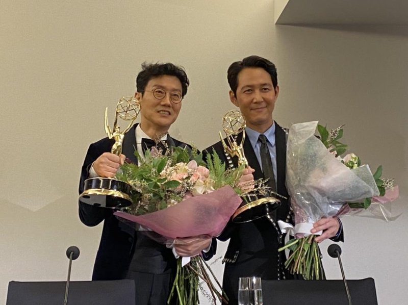 Режисьорът на "Игра на калмари" Хуанг Донг-хьок и главният актьор Ли Джун-дже приемат поздравлениета, сн. БГНЕС