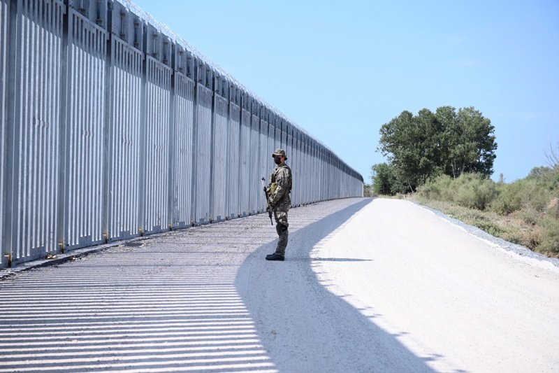 Гръцки войник пред металната ограда, която Гърция построи на границата при река Марица в района на Ферес. Снимка: БГНЕС/ЕПА