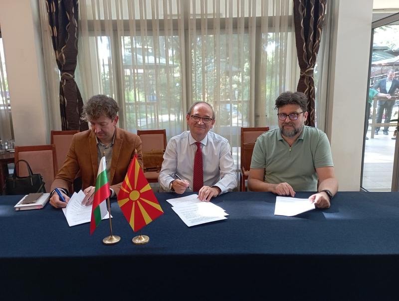 Двамата съпредседатели на българо-македонската комисия Милен Обретенов и Якуб Реджепи подписаха протокола за старт на работата за изграждането на пункта