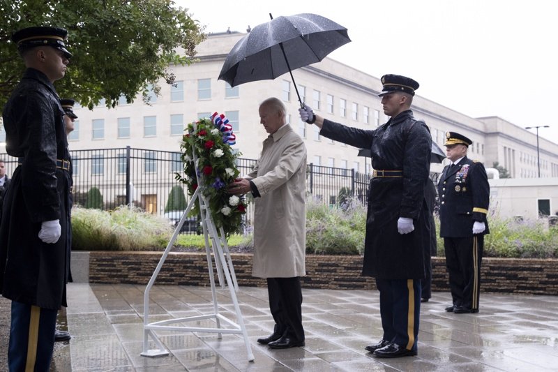 Президентът Джо Байдън положи венец в памет на загиналите при атаките на 11 септември 2001. Снимка: ЕПА/БГНЕС