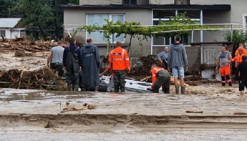 850 души и 70 машини се включили в разчистването на наводнените села в Пловдивско