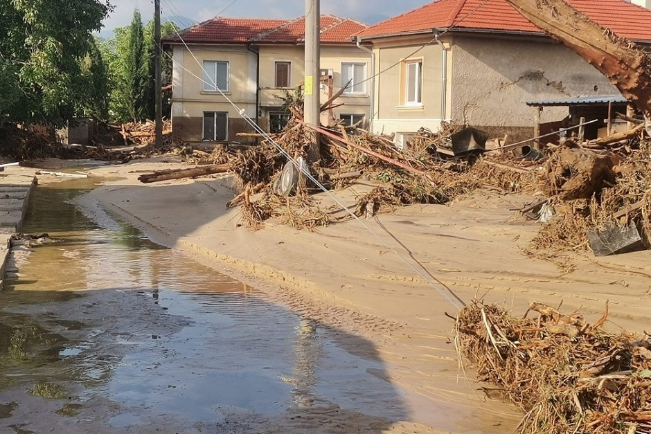 Изсечени дървета може да са затлачили мостовете при наводнените села в Карловско (Обновена)