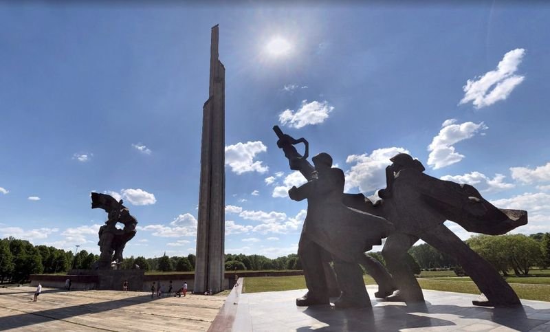 Емблематичен съветски паметник в Рига беше премахнат, въпреки протестите