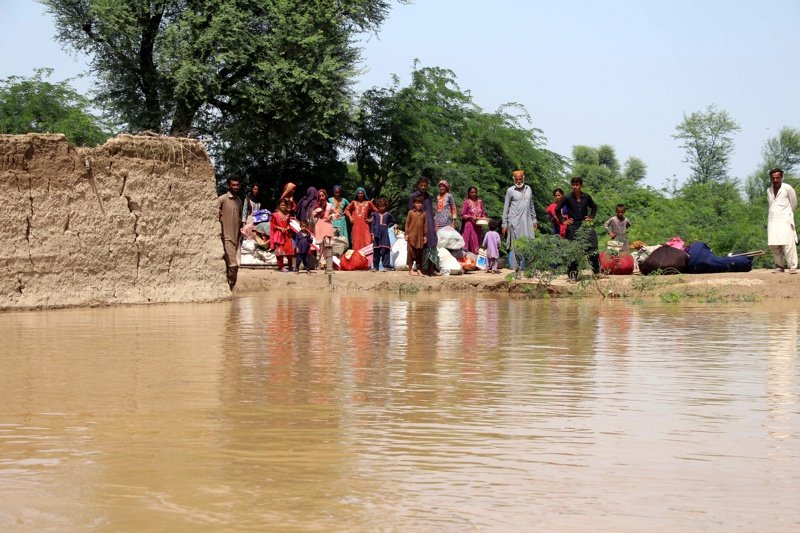 Жертвите на мусонните дъждове в Пакистан станаха близо 1000