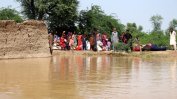 Жертвите на мусонните дъждове в Пакистан станаха близо 1000