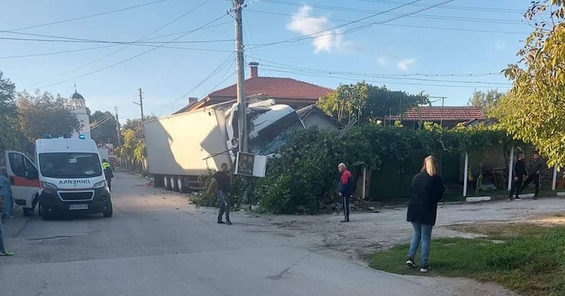 Камион се вряза в къща в плевенско село, шофьорът е починал