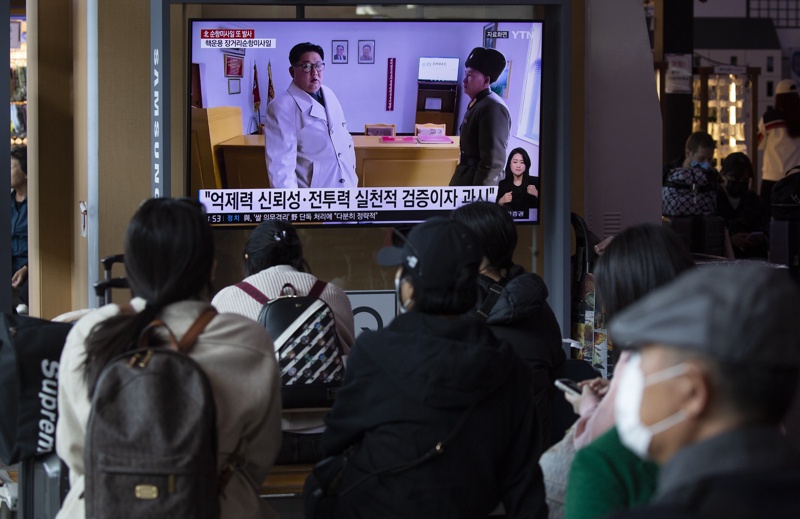 Ким Чен-ун наблюдава изпитания на крилати ракети