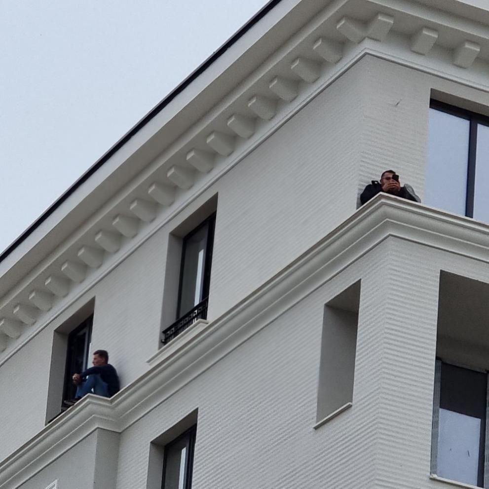 Шест часа двама работници в Перник заплашваха да скочат от блок заради забавени заплати
