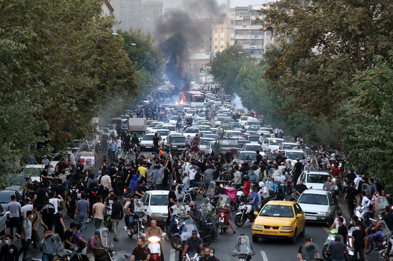 В Иран не стихват протестите, избухнали след смъртта на млада жена