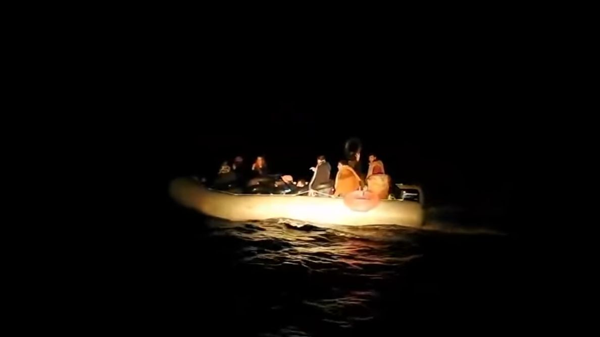 Петнайсет загинали, след като лодка с мигранти потъна край гръцкия остров Лесбос