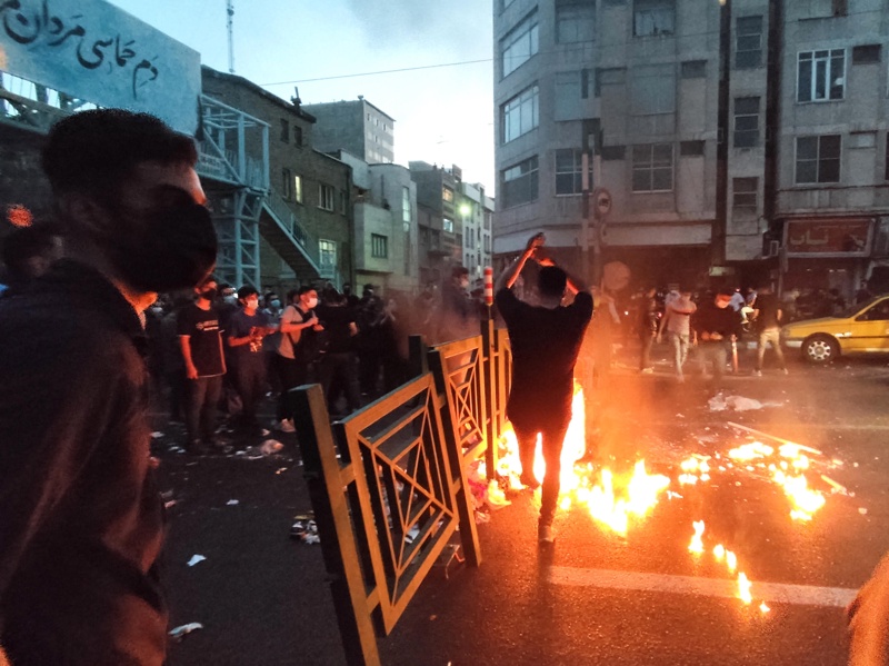 Техеран. Сблъсъци между полицията и протестиращите. Снимка: ЕПА/БГНЕС