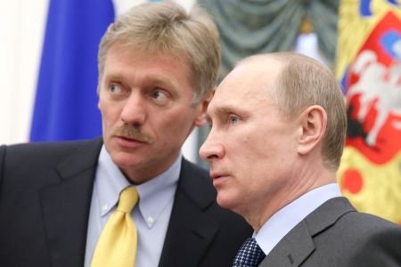 Владимир Путин и Дмитрий Песков (ляво)