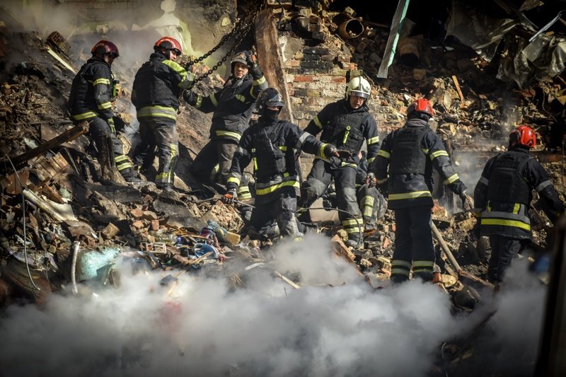 Спасители търсят оцелели сред развалините на поразена сграда в Киев, сн. ЕПА/БГНЕС