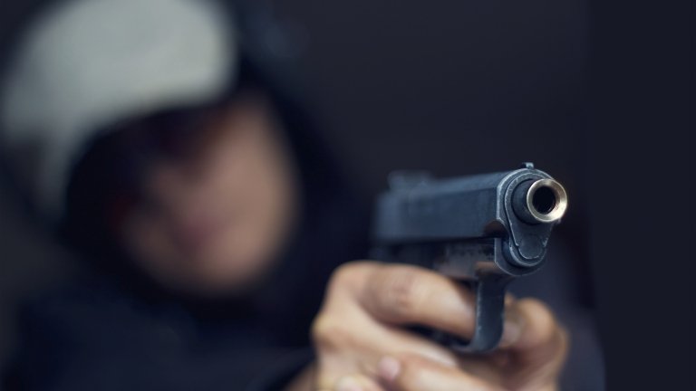 Седмокласник размаха пистолет в столично училище