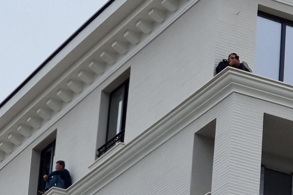 Шест часа двама работници в Перник заплашваха да скочат от блок заради забавени заплати