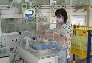 Лекари от НКБ спасиха бебе на 32 дни с поставяне на стент