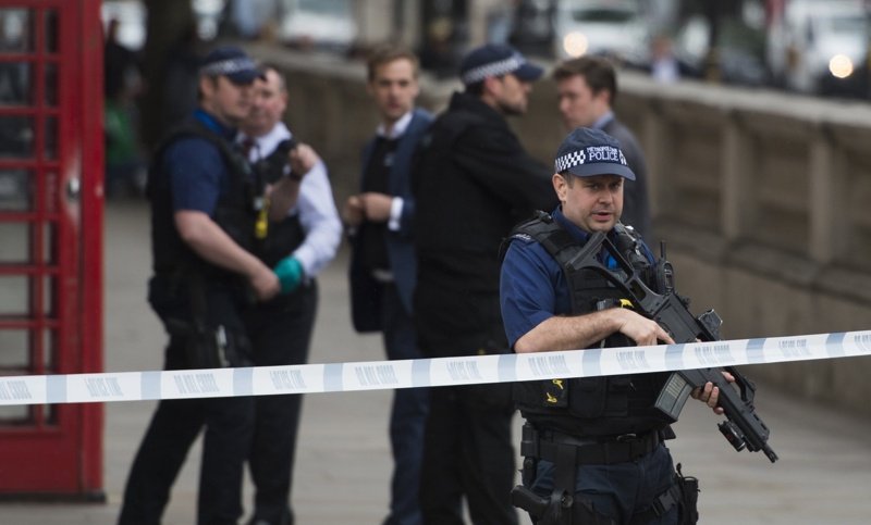 Стотици полицаи би трябвало да бъдат уволнени, заяви началникът на полицията в Лондон