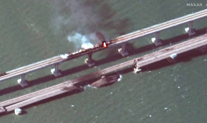 Сателитна снимка на Maxar Technologies показва пропадналите участъци от Кримския мост след взрива. Снимка ЕПА/БГНЕС