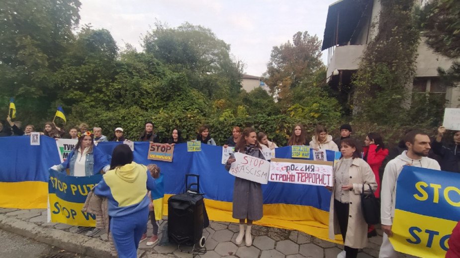 Протест: Червена боя и счупени перални за Путин пред руското посолство в София