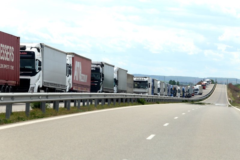 Верижна катастрофа блокира трафика по пътя Ботевград - Мездра
