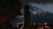 Символично изгасиха светлините на съветските паметници в София и Пловдив