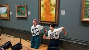 Климатични активисти заляха със супа "Слънчогледите" на Ван Гог