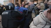 Сълзи и прегръдки за руснаци, изпратени да се бият в Украйна