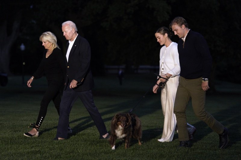 Джил и Джо Байдън заедно с Наоми Байдън и Питър Нийл вървят по южната морава на Белия дом, сн. ЕПА/БГНЕС