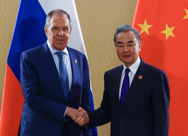 Външният министър на Русия Сергей Лавров и китайският му колега Ван И. Снимка: ЕПА/БГНЕС