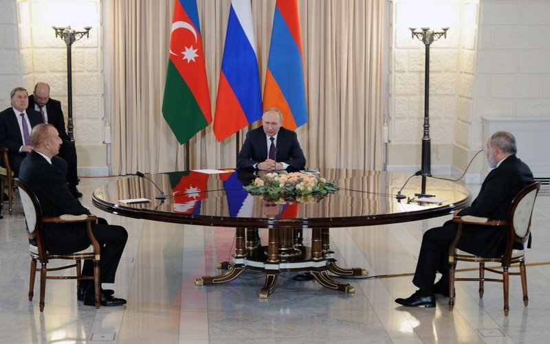 Владимир Путин с азербайджанския президент Илхам Алиев (ляво) и арменския премиер Никол Пашинян, сн. ЕПА/БГНЕС