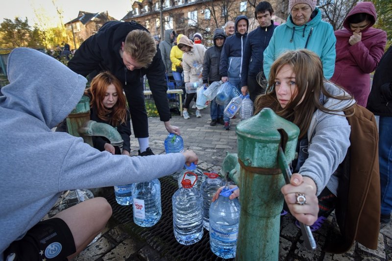 Киевчани си наливат вода от улична помпа в понеделник, Сн. ЕПА/БГНЕС