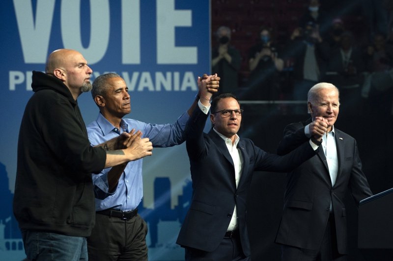Байдън и Обама на митинга във Филаделфия, Пенсилвания, сн. ЕПА/БГНЕС