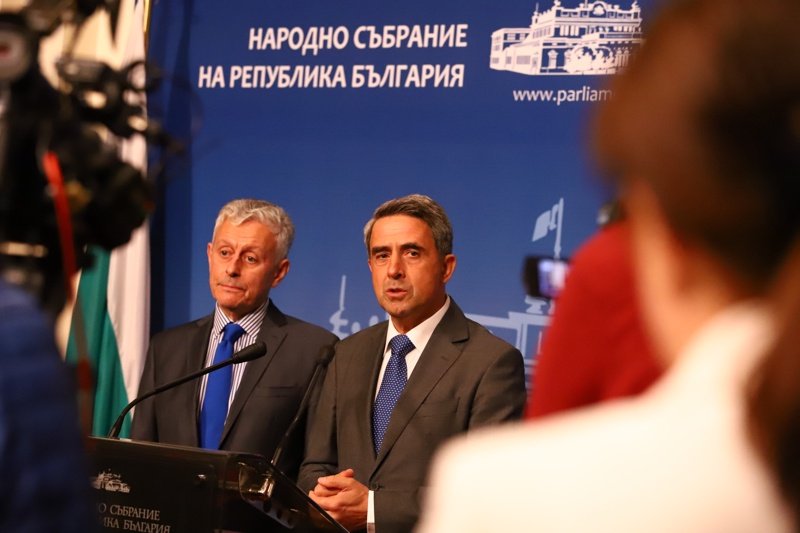 След среща с 3 партии Плевнелиев и Паси съчиниха "евроатлантическа" декларация на целия парламент