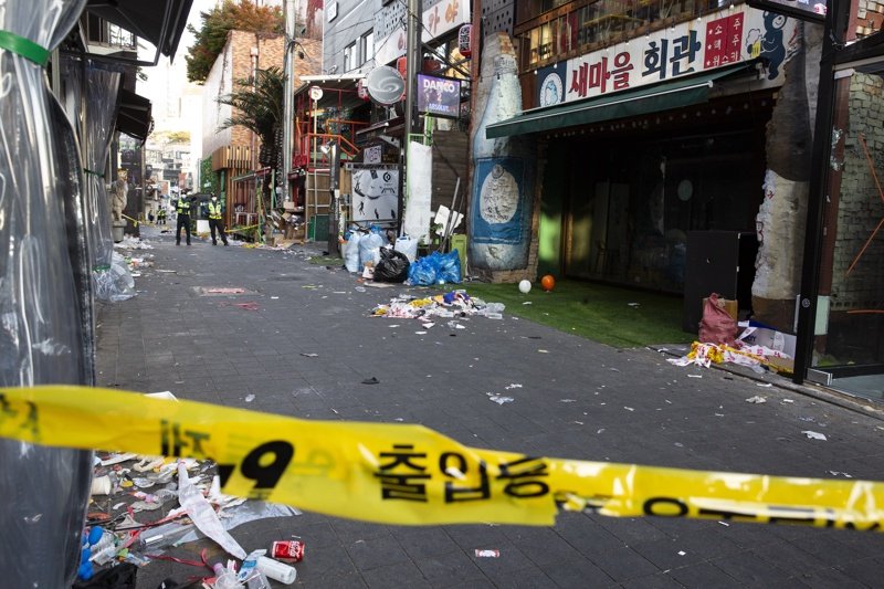 Траур в Корея след смъртта на 154 младежи на Хелуин парти