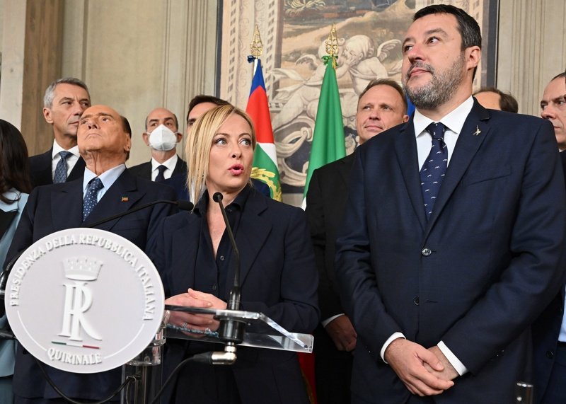 Джорджа Мелони заедно със Силвио Берлускони (ляво) и Матео Салвини, Сн. ЕПА/БГНЕС