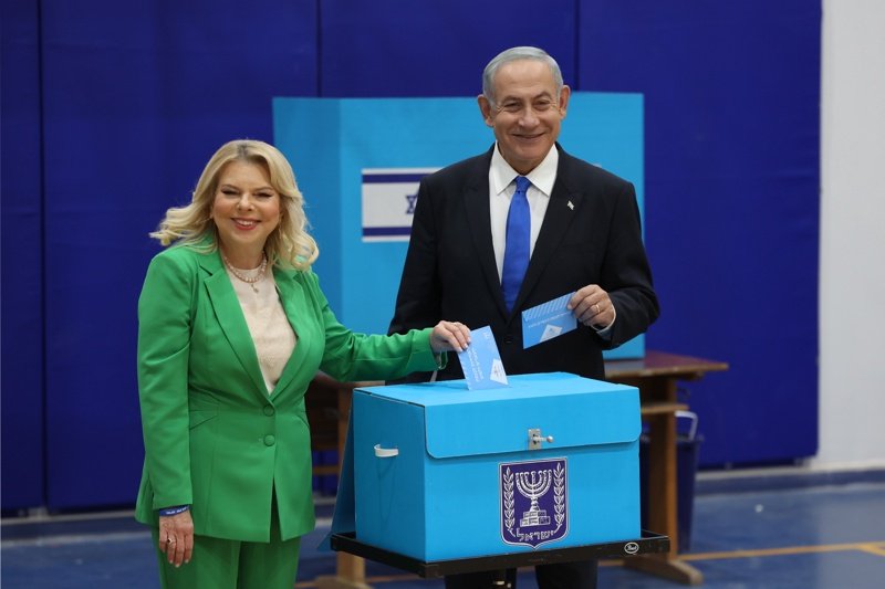 Нетаняху гласува заедно със своята съпруга Сара, Сн. ЕПА/БГНЕС
