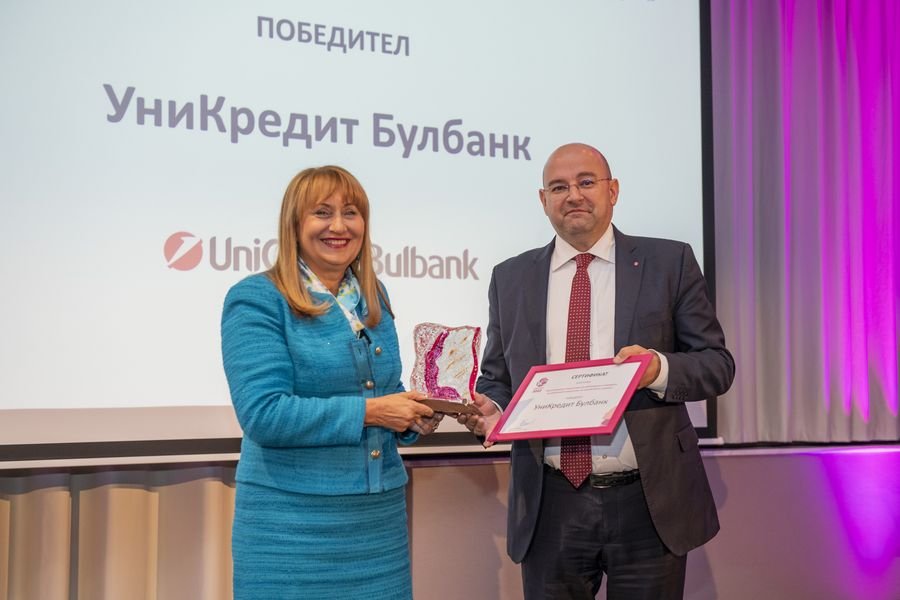 Борислав Генов от УниКредит Булбанк получава наградата от Лидия Шулева. Снимка: УниКредит