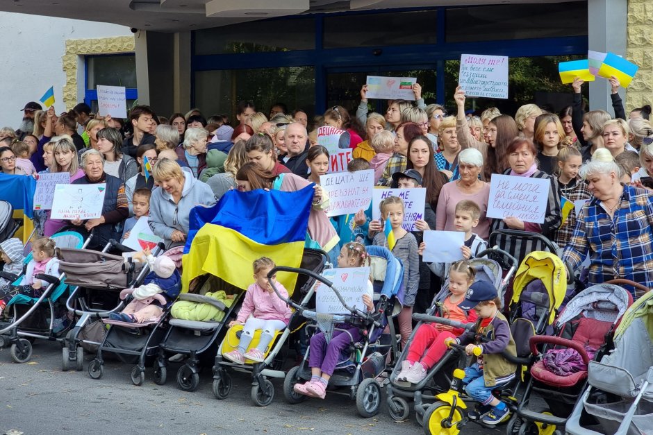 Протест на украински бежанци в Златни пясъци срещу преместването в държавни бази