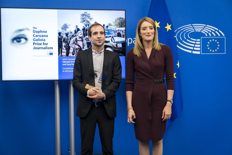 Клемон Ди Рома и Карол Влад взеха приза на ЕП за журналистика за 2022 г.