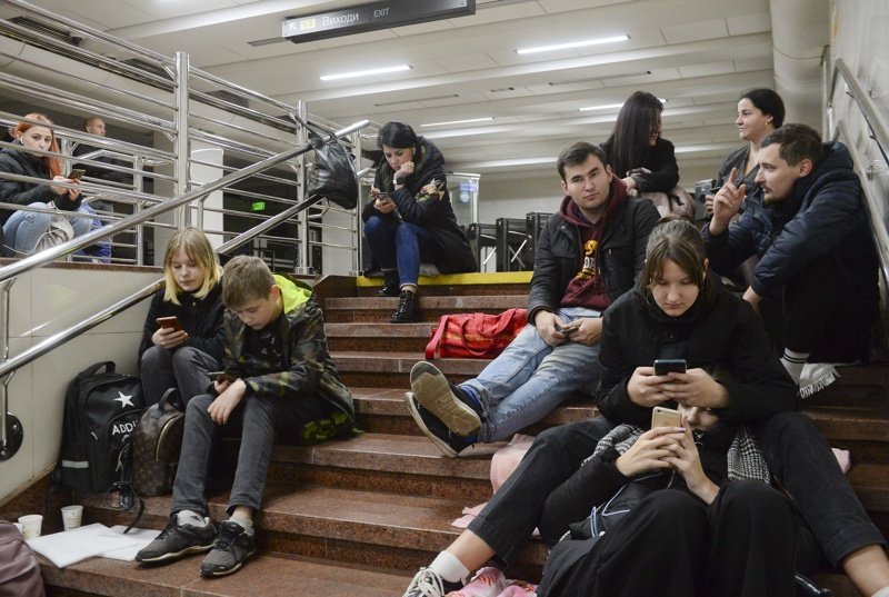 Украинци са се скрили в метрото на Киев по време на въздушните удари в понеделник, Сн. ЕПА/БГНЕС