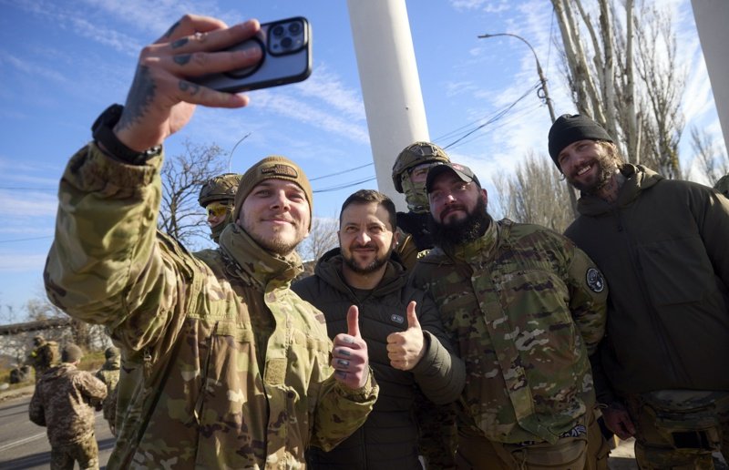 Президентът Зеленски (в средата) се снима с украински войници в освободения Херсон, Сн. ЕПА/БГНЕС