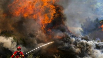 Пожар в гръцката част на Родопите изгори 9 000 декара и навлезе в България