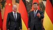 Германският канцлер е на силно критикувано посещение в Пекин