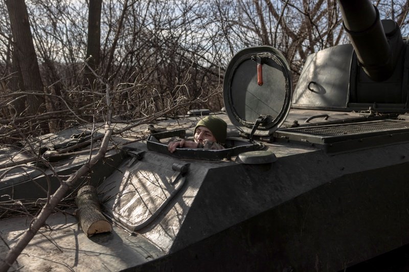 Украински войник близо до фронтовата линия край Бахмут, Донецки регион. Сн. ЕПА/БГНЕС