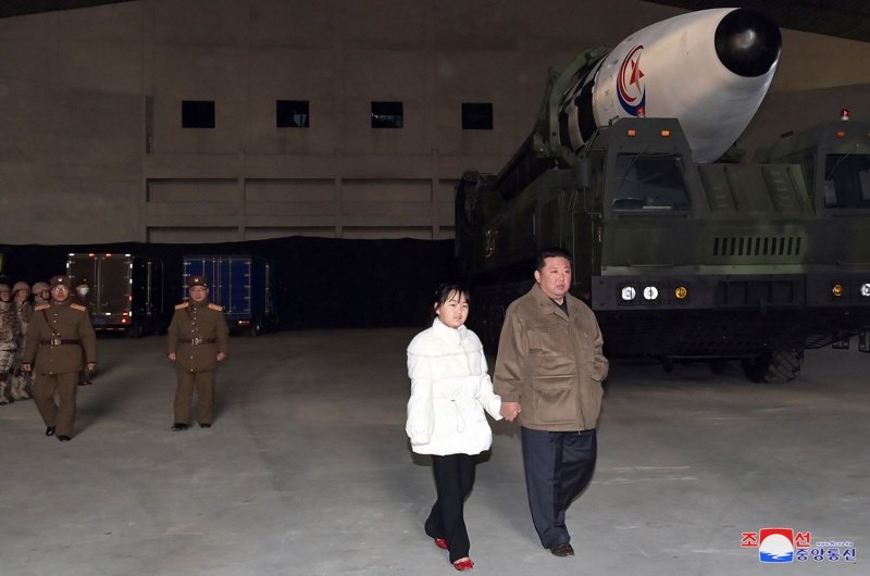 Присъствалата на ракетно изпитание дъщеря на Ким Чен-ун е второто му дете